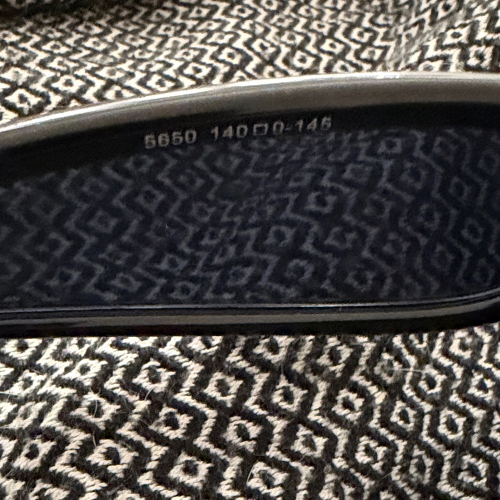 Black Sunglasses - Sleek Full-Coverage Design - Picture 5 of 5